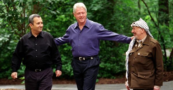 PM Ehud Barak (kiri), Presiden William Jefferson 'Bill' Clinton (tengah) & Yasser Arafat dalam Pertemuan Camp David (Library of Congress)