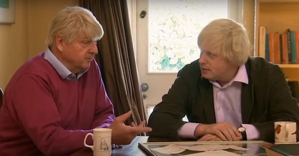 Stanley Patrick Johnson (kiri) memperlihatkan akta kelahiran Osman Kemal alias Wilfred Johnson kepada Boris Johnson (BBC)