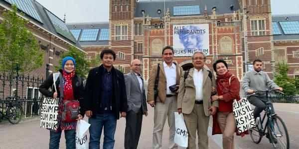 Tim Indonesia yang terlibat dalam pembahasan pengembalian benda seni bersejarah dengan pihak Rijksmuseum. Dari kiri ke kanan: Nusi Lisabila Estudiantin dari Museum Nasional Indonesia, sejarawan Bonnie Triyana, Atase Pendidikan dan Kebudayaan KBRI Belanda Din Wahid, Dirjen Kebudayaan Hilmar Farid, dan politikus Heri Akhmadi. (Dok. Bonnie Triyana).