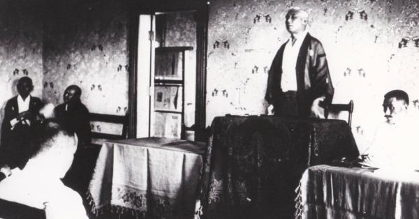 Takashi Hara (berdiri) di hadapan para kader partai konservatif Seiyūkai di tahun 1914 (Hara Kei Memorial Museum)