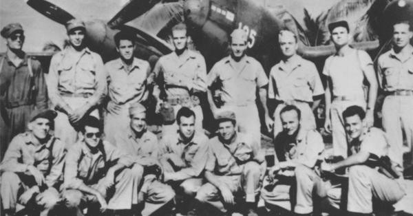 Barisan pilot 339th Fighter Squadron yang diserahi misi "Operasi Vengeance" (US Air Force)