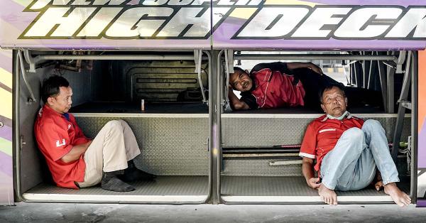 Darsono (tengah) dan teman-temannya saat menunggu penumpang di Pulo Gebang. (Fernando Randy/Historia.id).
