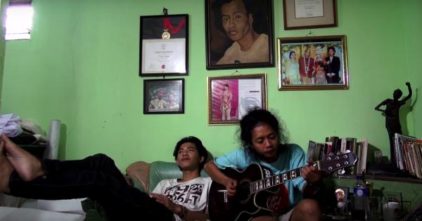 Fajar Merah (kanan) yang mengekspresikan kerinduan pada ayahnya lewat musik (Foto: Rekam Docs)