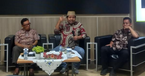 Azmi Abubakar (tengah), pendiri Museum Pustaka Peranakan Tionghoa (Randy Wirayudha/Historia)