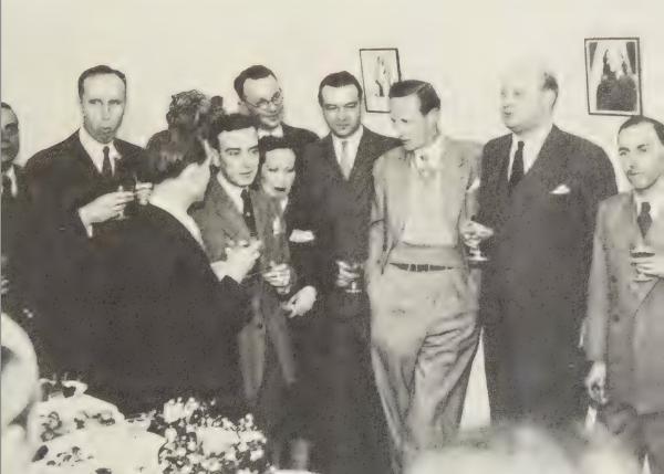 Leslie Howard (dua dari kanan) bersama Alfred Chenhalls (dua dari kiri) menghadii sebuah acara jamuan di Lisbon, Portugal. (Ronald Howard, In Search of My Father).