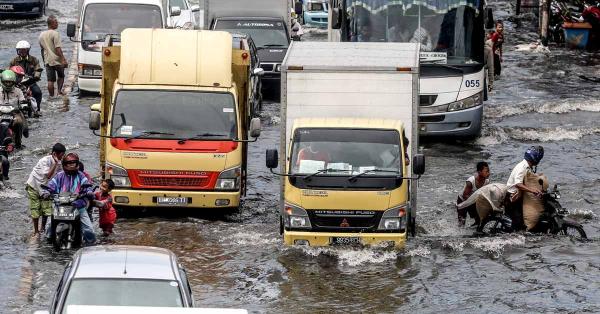Berbagai kendaraan berusaha menerobos banjir di Jakarta. (Fernando Randy/Historia).