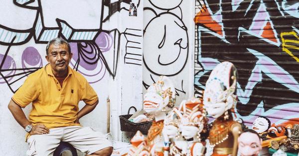 Ramdan Kosasih salah satu penjual wayang di Braga. (Fernando Randy/Historia).