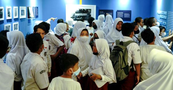 Puluhan anak Sekolah Dasar saat melihat berbagai koleksi pameran Sakura di Khatulistiwa. (Historia.ID/Fernando Randy).
