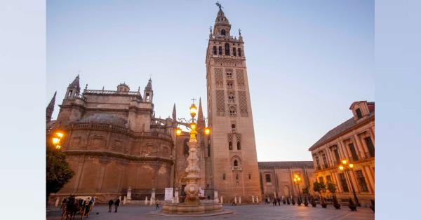 La Giralda, menara lonceng sisa peninggalan Mezquita de Sevilla alias Masjid Agung Sevilla.