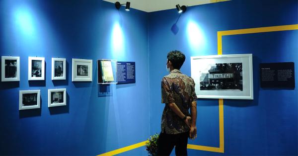 Seorang pengunjung melihat berbagai koleksi pameran Sakura Di Khatulistiwa. (Historia.ID/Fernando Randy).