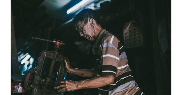 Wi Sen, salah satu pemilik toko pipa air yang kini sepi pembeli di kawasan sekitar Pintu Besar Selatan Glodok. (Fernando Randy/Historia.id).