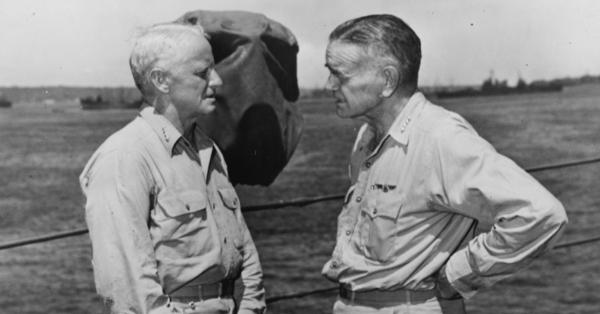 Dua tokoh penting armada Amerika, Laksamana Chester William Nimitz (kiri) dan Laksamana William Frederick 'Bull' Halsey Jr. (navy.mil)
