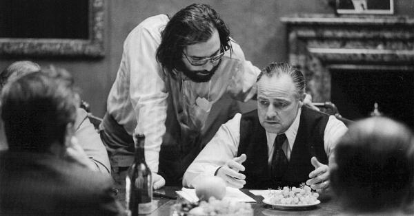 Sutradara Francis Ford Coppola (berkacamata) saat mengarahkan aktor Marlon Brando yang memerankan Vito Corleone. (The Godfather Notebook).