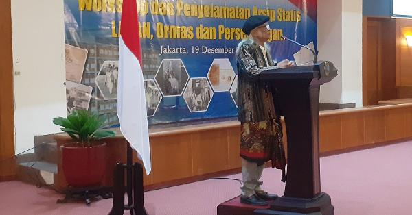 Rudolf Puspa memberikan sambutan di acara penyerahan arsip Teater Keliling. (Nur Janti/Historia).