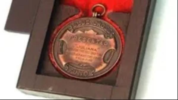 Penampakan medali Blue Cross yang dianugerahkan kepada seekor anjing Great Dane bernama Juliana pada tahun 1940-an. (Tangkapan layar dari www.bbc.com).