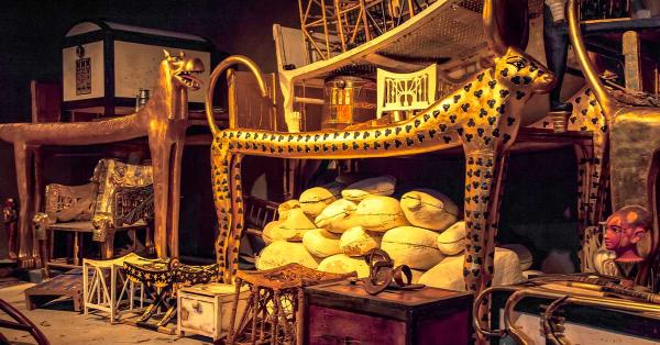 Harta karun di dalam ruang makam Raja Tut ditampilkan dalam pameran Tutankhamun di Bratislava, 14 Desember 2014. (Jaroslav Moravcik/Shutterstock).