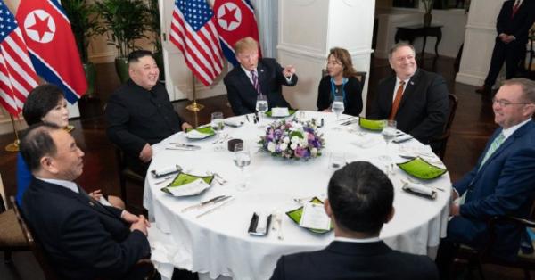 Jamuan makan antara Kim Jong-un dan Presiden Donald John Trump pada 2019 (kr.usembassy.gov)