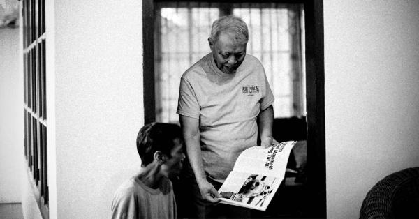 Pram memperlihatkan foto-fotonya dulu saat masih bertugas bagi negara. (Fernando Randy/Historia).