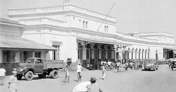Suasana stasiun kereta api Surabaya setelah kemerdekaan. (geheugenvannederland.nl).