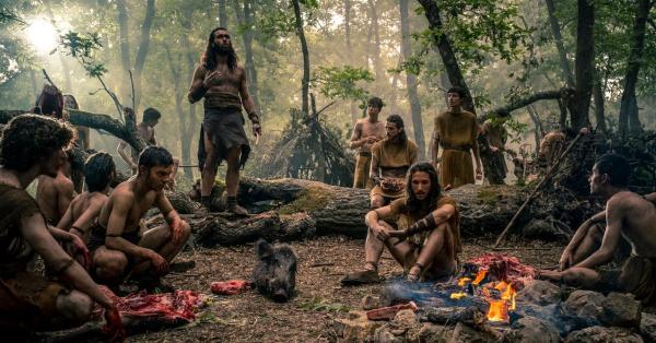 Adegan bertahan hidup sekelompok pemuda suku Velia di Hutan Lupercalia. (Sky).