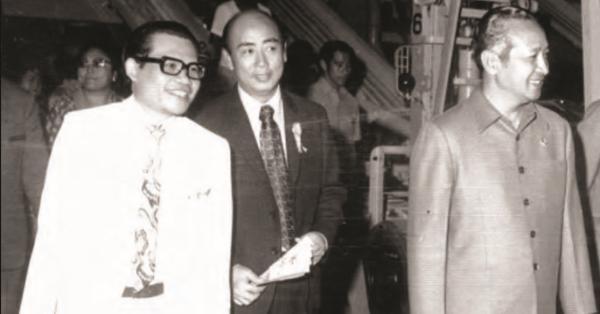 Liem Sioe Liong (tengah), pendiri Salim Group, bersama Sudwikatmono (kiri) dan Presiden Soeharto yang meresmikan pabrik Bogasari tahun 1971. (Repro Liem Sioe Liong dan Salim Group: Pilar Bisnis Soeharto).