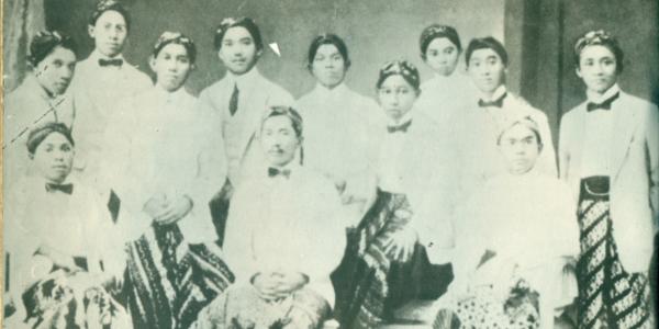 Mahasiswa bumiputra THS. Belakang, kiri-kanan: M. Anwari, Soetedjo, Soetojo, Sukarno, R. Soemani, Soetono, R.M. Koesoemaningrat, Djokoasmo, Marsito. Duduk, kiri-kanan: Soetono, M. Hoediono, Katamso. (Repro Dari TH ke ITB: Kenang-kenangan Lustrum Keempat 2 Maret 1979). 