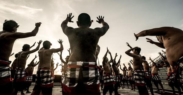 Para penari saat mementaskan kecak di Uluwatu Bali. (Fernando Randy/Historia.id).