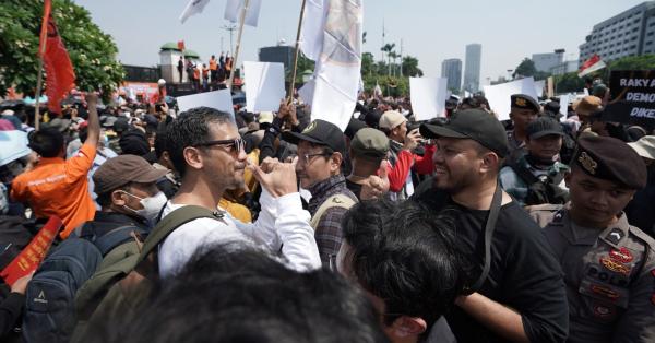 Sineas Joko Anwar juga tampak hadir di depan Gedung DPR (Riyono Rusli/Historia)