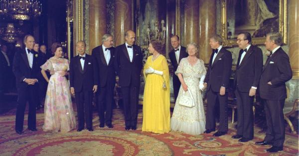 Ratu Elizabeth (bergaun kuning) di antara para pemimpin G77 tahun 1977. (NARA).