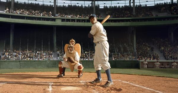 Debut Chadwick Boseman sebagai pemeran utama di film "42", biopik legenda bisbol Jackie Robinson (Foto: Warner Bros Pictures)