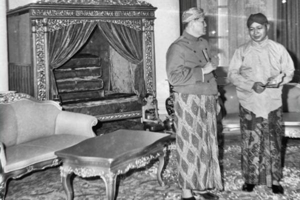 Presiden Soeharto dan besan, Edi Kowara Adiwinata, pada pernikahan anak mereka, Siti Hardijanti dan Indra Rukmana. (Perpusnas RI).