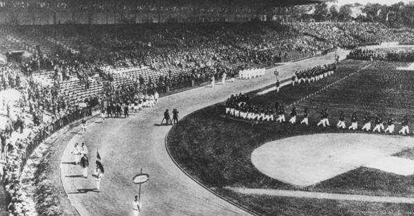 Defile sejumlah kontingen di Upacara Pembukaan Olimpiade Paris 1924 (olympics.com)