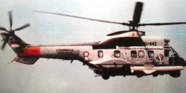 Super Puma TNI AL dengan dummy Exocet. (lancercell.wordpress.com).