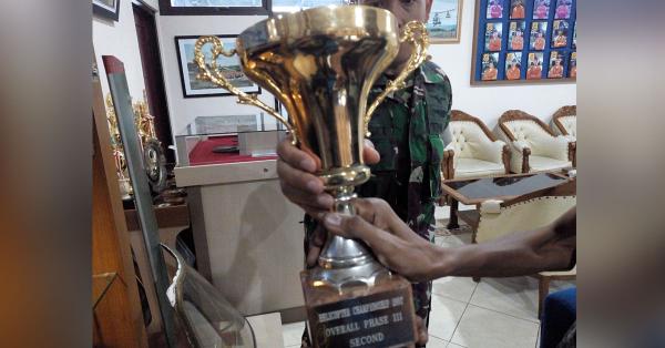 Trofi Juara II ajang 2<sup>nd</sup> Brunei ASEAN Helicopter Invitational Championships 1997 (Foto: Randy Wirayudha/Historia)