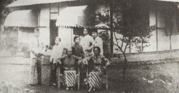 Inggit Garnasih (duduk paling kanan) bersama keluarga Bung Karno di Ende sekaligus jadi pimpro teater Kelimoetoe (Foto: kemdikbud.go.id)