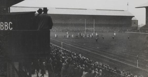 Gubuk panggung kayu tempat komentator BBC menyiarkan dan memandu pertandingan rugby. (World Rugby Museum).