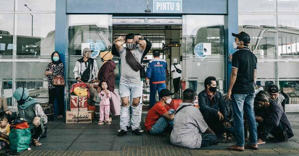 Ratusan orang memadati terminal Pulo Gebang dalam rangka mudik lebaran tahun ini. (Fernando Randy/Historia.id).