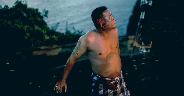 Seorang penari bersantai usai pertunjukan kecak di Uluwatu. (Fernando Randy/Historia.id).