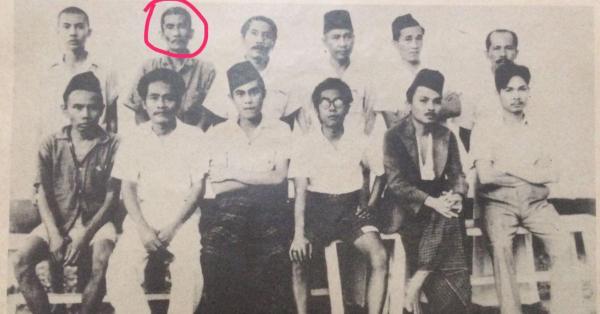 Tokoh-tokoh Peristiwa Tiga Daerah di penjara Wirogunan, Yogyakarta, Desember 1946. Deret belakang: Khambali, Sakhyani (Kutil), Dr. Muryawan, Kromo Lawi, Mohamad Nuh, Supangat. Deret depan: Miad, Saleh Yusuf, Sapili, Moh. Salim, M (?), S. Widarta. (Koleksi Anton Lucas)