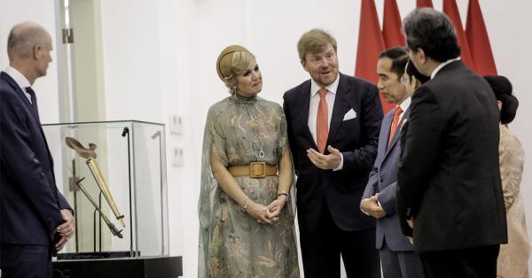 Raja Belanda Willem Alexander dan istri berdiskusi bersama Presiden Joko Widodo mengenai keris Kiai Nogo Siluman milik Pangeran Diponegoro, di Istana Bogor. (Fernando Randy/Historia).