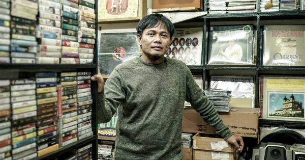 Ridwan salah satu penjual kaset di kawasan Blok M. (Fernando Randy/Historia.id).