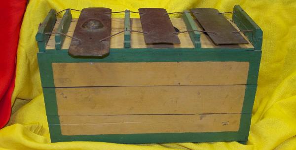 Kempul pada Gamelan Digul. (Annette Bowie/Arsip Departemen Musik Universitas Monash).