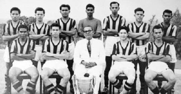 Timnas Malaysia bersama PM Tunku Abdul Rahman usai memenangi Pestabola Merdeka 1958 (Foto: Wikipedia)
