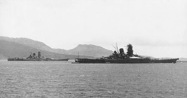 Yamato ketika masih dikonstruksi (kiri) dan bagian kubah meriamnya yang memiliki bobot 2.500 ton (Yamato: Flagship of the Japanese Imperial Navy)