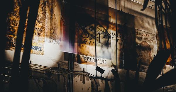 Dekorasi uang kuno di salah satu kedai di M Bloc. (Fernando Randy/Historia).