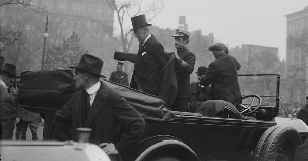Laksamana Muda Cary Travers Grayson (topi putih) dokter pribadi Presiden Wilson. (Library of Congress).