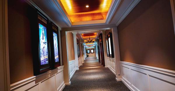 Lorong yang menjadi ciri khas bioskop Metropole. (Fernando Randy/Historia.id).