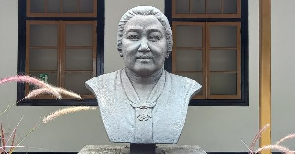 



Patung dada Raden Dewi Sartika di Museum Kota Bandung (Randy Wirayudha/Historia)