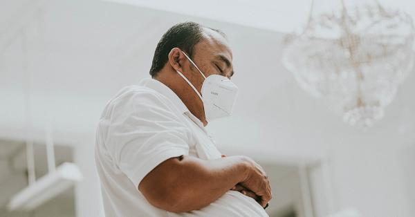 Pengunjung sedang menjalankan ibadah salat dengan menggunakan masker. (Fernando Randy/Historia.id).