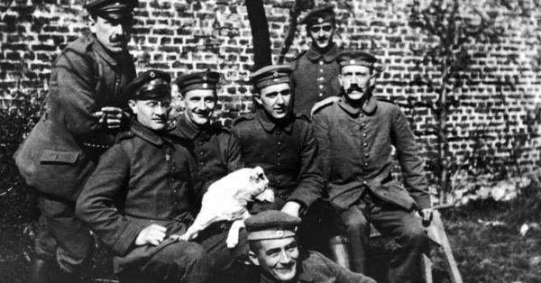 Hitler (kanan) bersama rekan-rekannya dan anjing peliharaan bernama Fuchsl di era Perang Dunia I (Bundesarchiv)